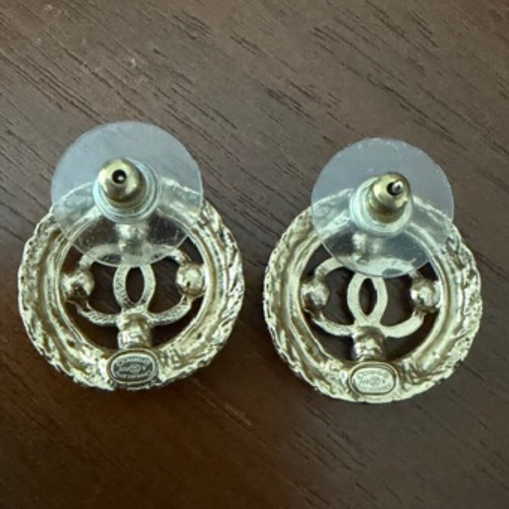 ✨ Chanel 2018 CC Gold-Tone Pearl Button Pierced Earrings A18V | Box - Picture 4 of 10